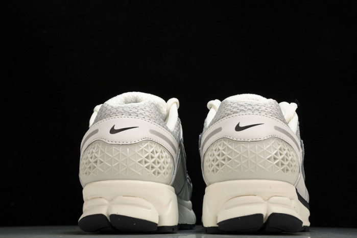 nike zoom vomero 5 photon dust metallic silver fd0884-025